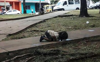 Horúčavy v Argentíne prinútili dievčatko piť vodu rovno zo zeme. Obraz veľkej chudoby a zúfalstva dojal ľudí po celom svete Horúčavy v Argentíne prinútili dievčatko piť vodu rovno zo zeme. Obraz veľkej chudoby a zúfalstva dojal ľudí po celom svete