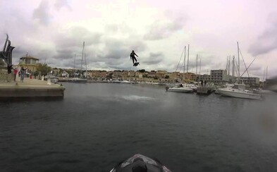 Hoverboard preletel nad morom cez 2 kilometre a zapísal sa do Guinnessovej knihy rekordov. Vie lietať až 10 minút a dosiahnuť rýchlosť 150 kilometrov za hodinu Hoverboard preletel nad morom cez 2 kilometre a zapísal sa do Guinnessovej knihy rekordov. Vie lietať až 10 minút a dosiahnuť rýchlosť 150 kilometrov za hodinu