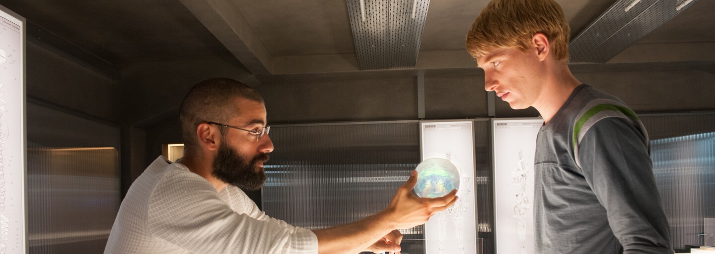 Hrá sa Ex Machina na inteligentnejší triler, než akým v skutočnosti je? (Recenzia)