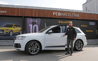 Hráči FC Barcelona opäť raz dostali novučičké Audiny, tentokrát však boli relatívne skromní Hráči FC Barcelona opäť raz dostali novučičké Audiny, tentokrát však boli relatívne skromní