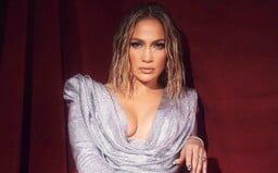 Hriešna Jennifer Lopez či The Weeknd s oblepenou tvárou. Tohtoročné American Music Awards priniesli skvelé outfity