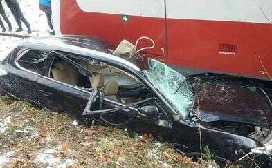 Hrozivá zrážka vlaku s osobným autom pri Bardejove. Vodič utrpel ťažké zranenia Hrozivá zrážka vlaku s osobným autom pri Bardejove. Vodič utrpel ťažké zranenia