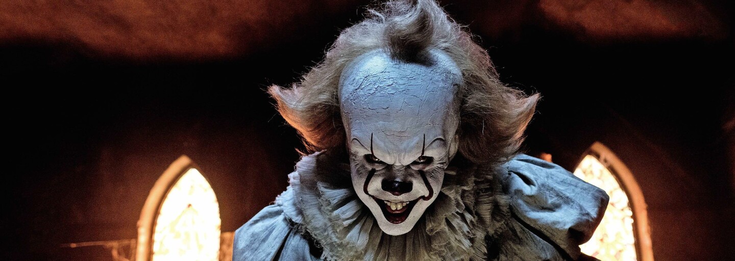 Hrozivý Pennywise útočí v prvých záberoch z pokračovania hororu It. Jeho pomsta bude bolestivá a krvavá