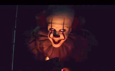 Hrozivý Pennywise útočí v prvních záběrech z pokračování hororu It. Jeho pomsta bude bolestivá a krvavá Hrozivý Pennywise útočí v prvních záběrech z pokračování hororu It. Jeho pomsta bude bolestivá a krvavá