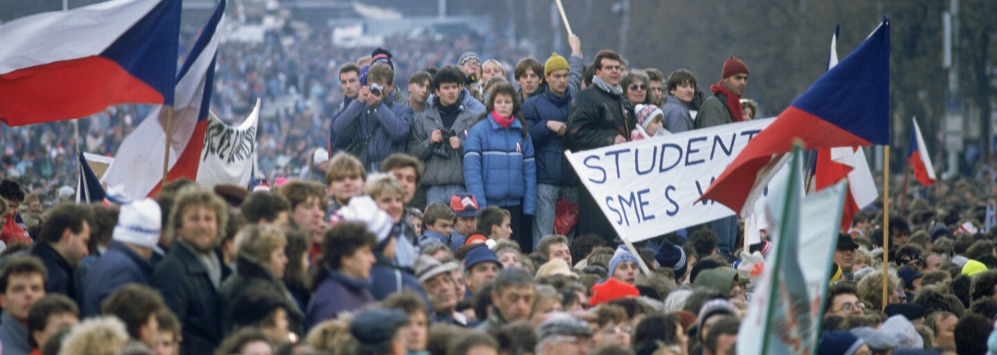 Tvrdý zásah proti studentům 17. listopadu 1989 spustil sametovou revoluci a způsobil pád komunismu. Lidi bili obušky i na útěku