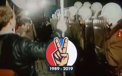 Tvrdý zásah proti studentům 17. listopadu 1989 spustil sametovou revoluci a způsobil pád komunismu. Lidi bili obušky i na útěku Tvrdý zásah proti studentům 17. listopadu 1989 spustil sametovou revoluci a způsobil pád komunismu. Lidi bili obušky i na útěku