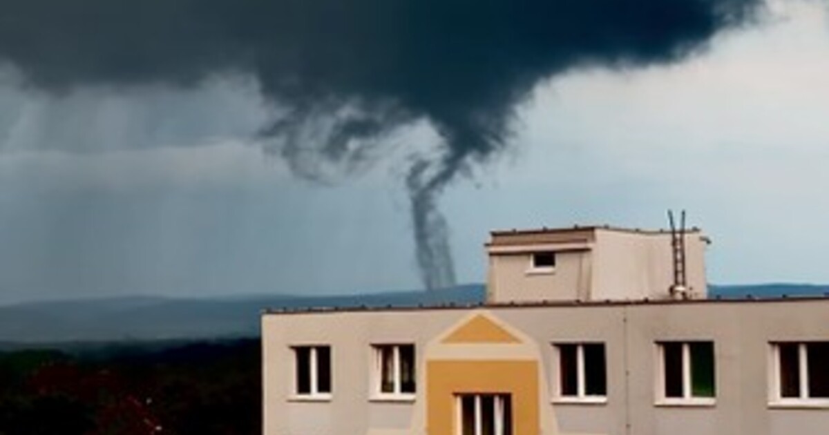 VIDEO: Tornádo u česko-slovenských hranic. Jev trval několik minut, záběry se objevily na sítích