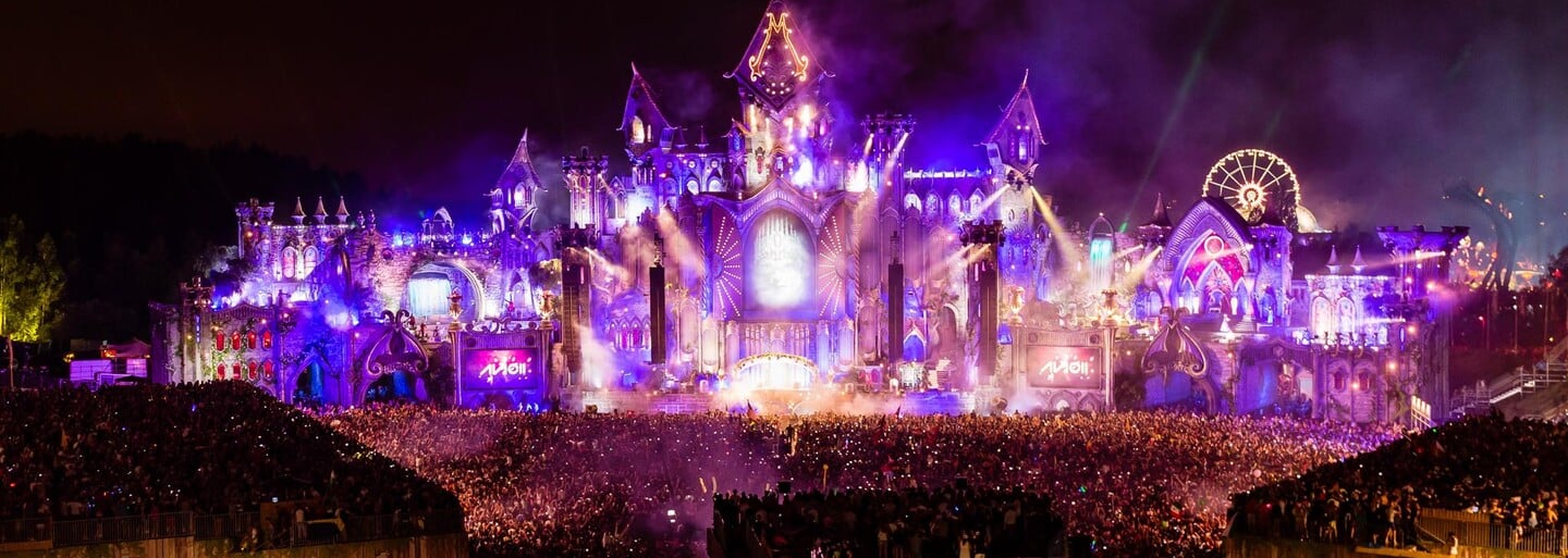 Hudba, lidé a zábava. Vychutnej si výběr těch nejlepších setů a fotografií z Tomorrowlandu 2015