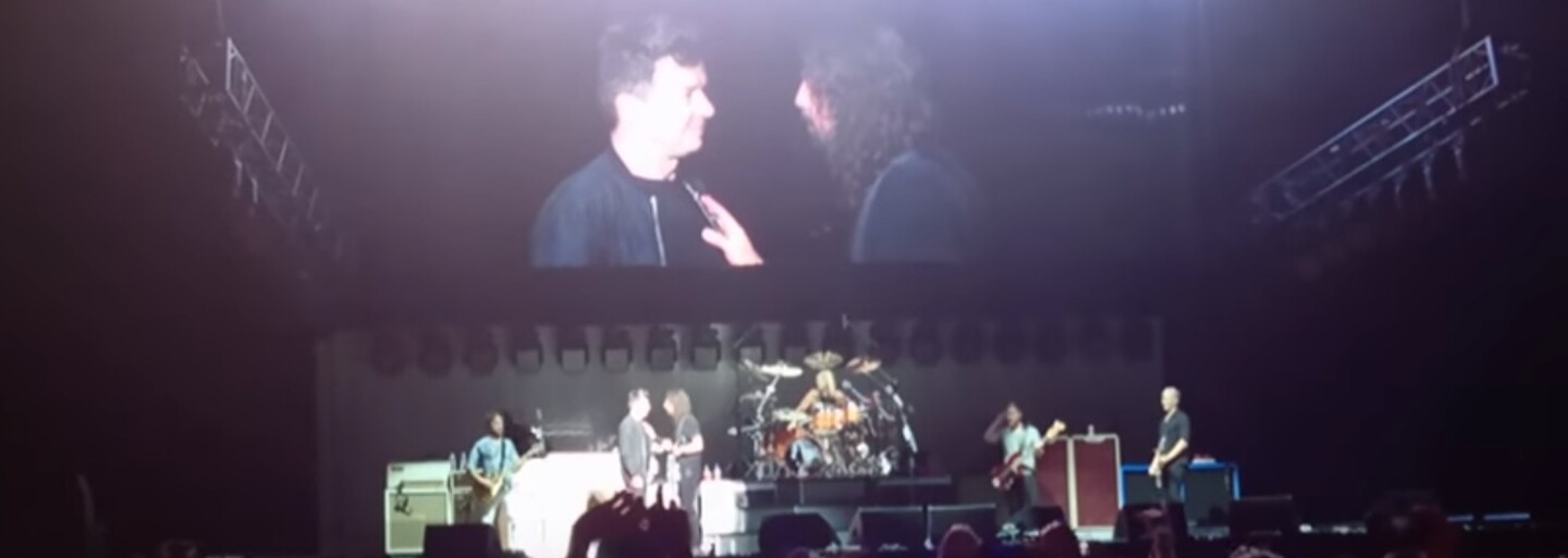 Hudobná spolupráca roka. Foo Fighters si na pódium zavolali Ricka Astleyho a fanúšikovia nechápali, čo sa deje