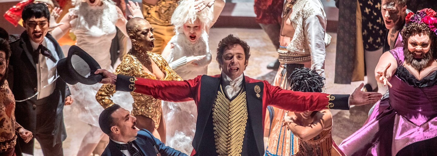 Hugh Jackman je v debutových záberoch z nádherne vyzerajúceho muzikálu zakladateľom cirkusu. Dočkáme sa po La La Lande ďalšieho skvostu?