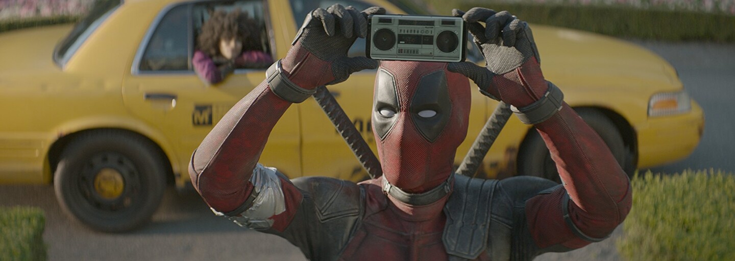Hugh Jackman označil Deadpool 2 za epické geniálne dielo a tvorca pôvodného komiksu sa pri premiére neubránil slzám