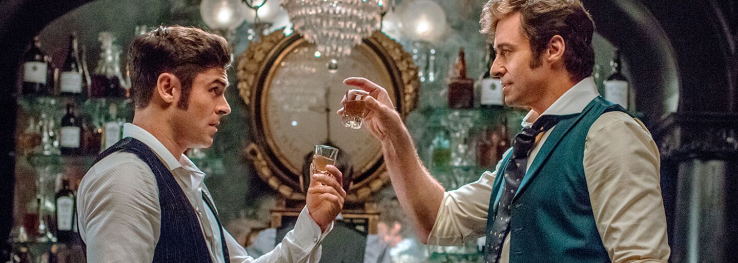 Hugh Jackman sa na prvých obrázkoch k humornému muzikálu Greatest Showman stáva zakladateľom cirkusu