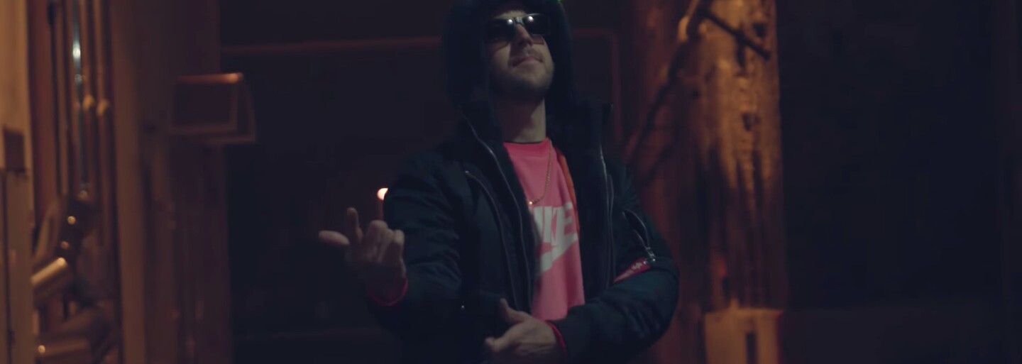 Hugo Toxxx chčije z výšky na losers a hraje podľa vlastných pravidiel