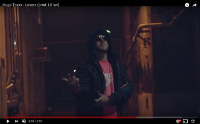 Hugo Toxxx chčije z výšky na losers a hraje dle vlastních pravidel Hugo Toxxx chčije z výšky na losers a hraje dle vlastních pravidel