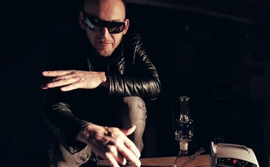 Hugo Toxxx komentuje tendenci za každou cenu inklinovat k trendům na rapové scéně. Venku je nový klip Nemůžeš koupit Hugo Toxxx komentuje tendenci za každou cenu inklinovat k trendům na rapové scéně. Venku je nový klip Nemůžeš koupit