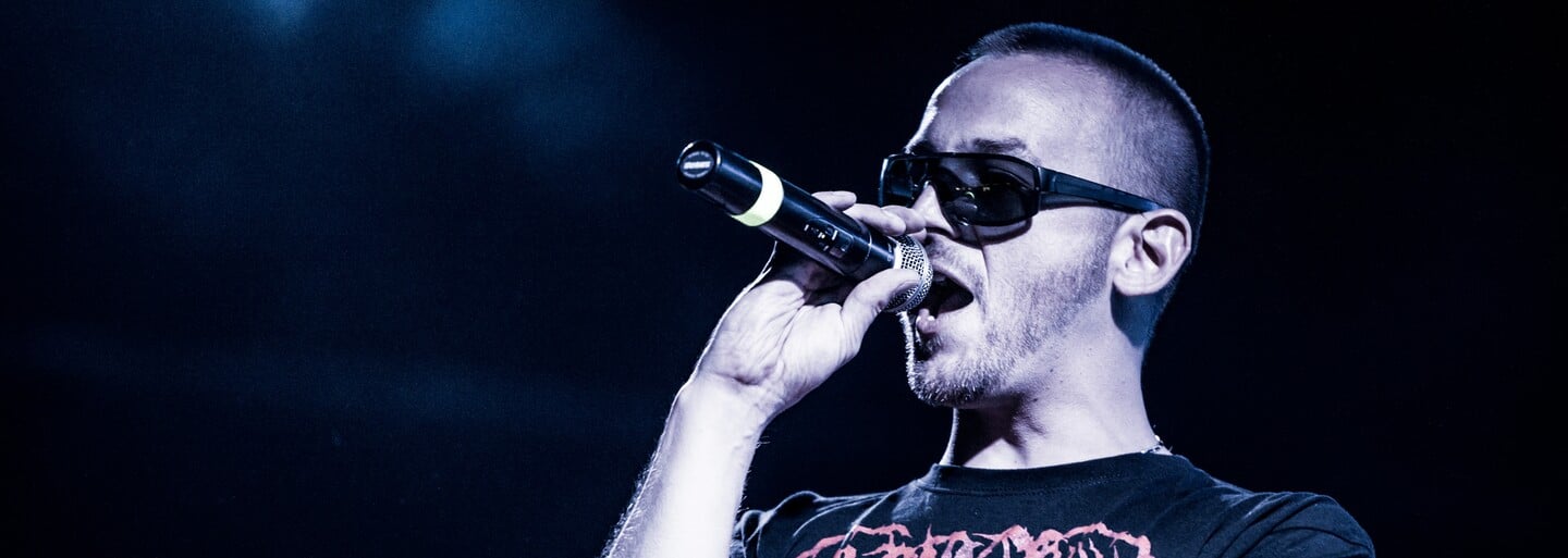 Hugo Toxxx novým trackem dokazuje, že se s plnou vervou vrací rozvířit vody zakaleného rapového rybníku v Česku
