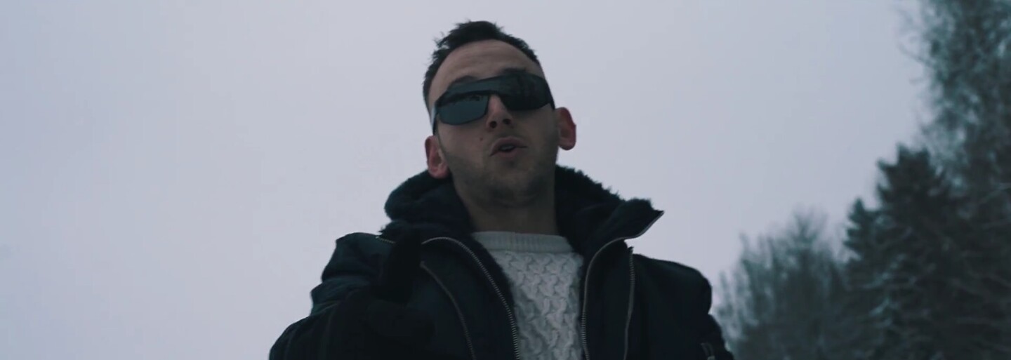 Hugo Toxxx vybavený sněžnicemi se v novém klipu prochází zimní krajinou. Zhlédni video k Private Mode