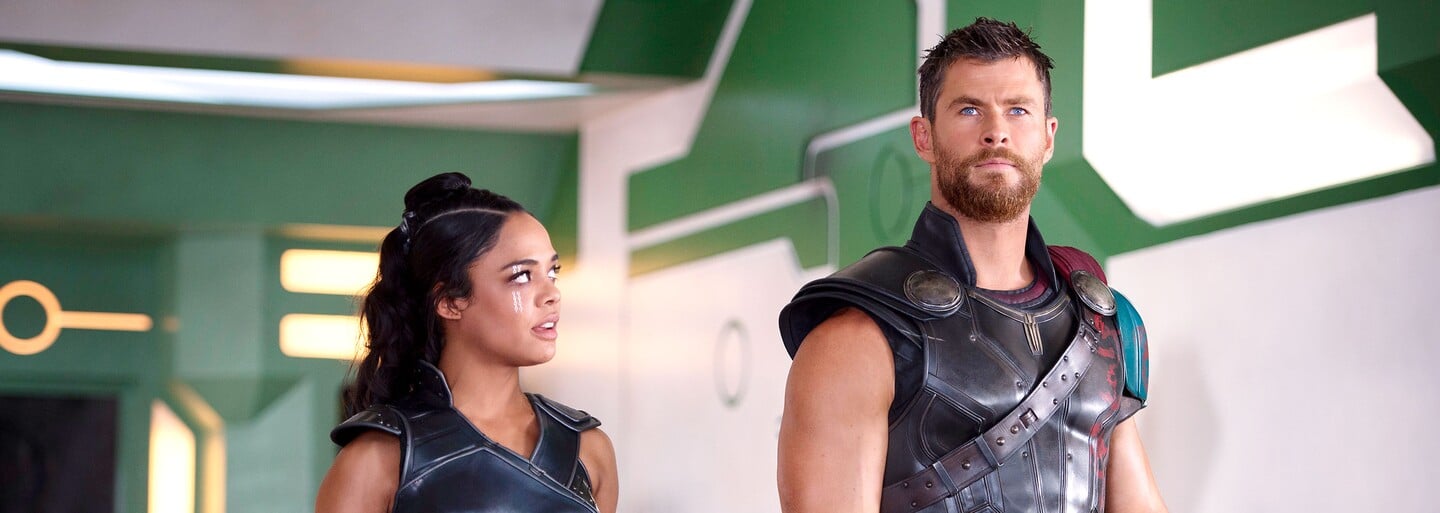 Hulk bojuje v gladiátorské aréně proti naivnímu Thorovi. Sledujte úžasný první trailer pro Thor: Ragnarok