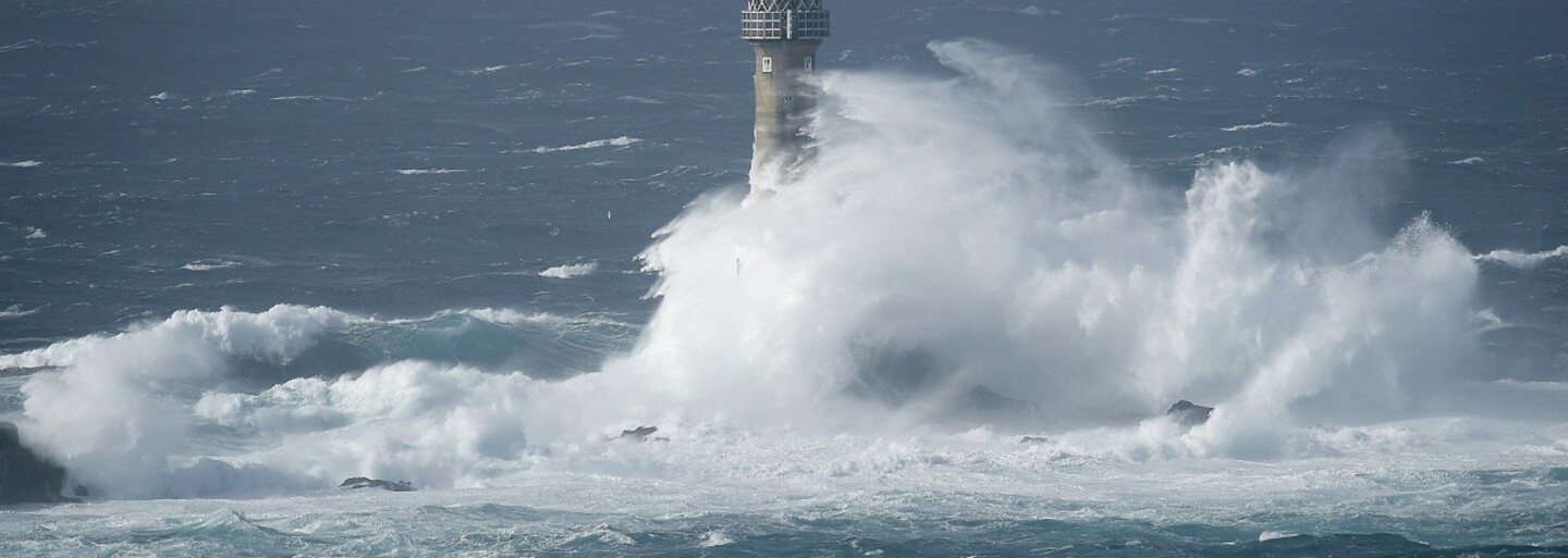 Hurikán Ophelia priniesol so sebou nevídaný úkaz. Ľudí prekvapilo penové tsunami