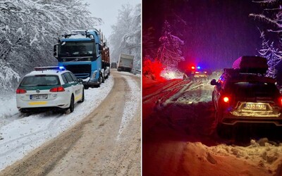 Husté sneženie spôsobuje kolaps dopravy na Slovensku. Policajti zverejňujú opakované varovania