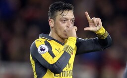 Hvězdný hráč Arsenalu Mesut Özil odmítl snížení platu o 12,5 %. Týdně vydělával 350 tisíc liber