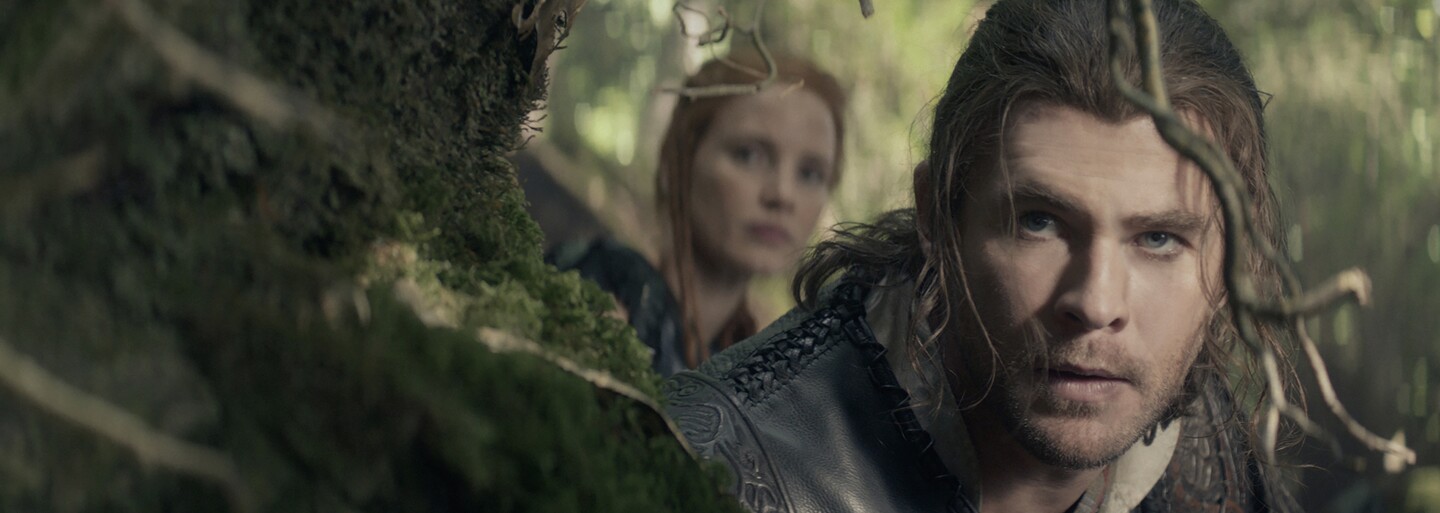 Hviezdne obsadený fantasy príbeh o Huntsmanovi rozhodne nestráca na atraktivite vďaka doposiaľ najakčnejším záberom