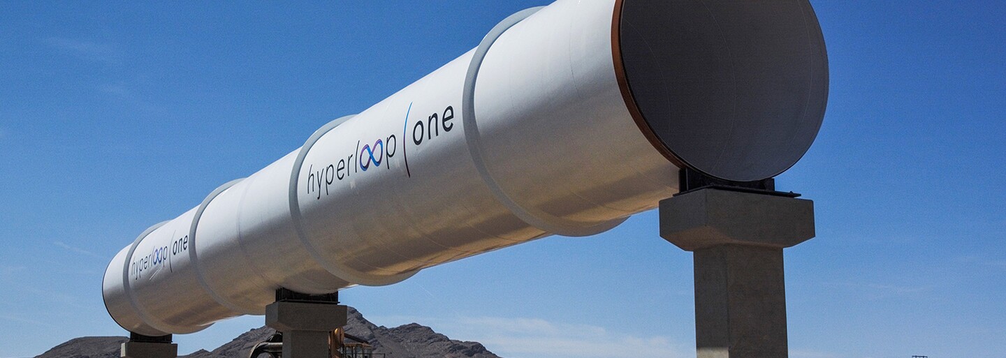 Hyperloop se stává reálnějším. Elon Musk nyní mluví už i o přepravě vozidel