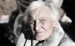 I letos můžeš obdarovat české seniory milým vánočním dárkem. Zároveň můžeš koupit stylové ponožky přímo od babičky