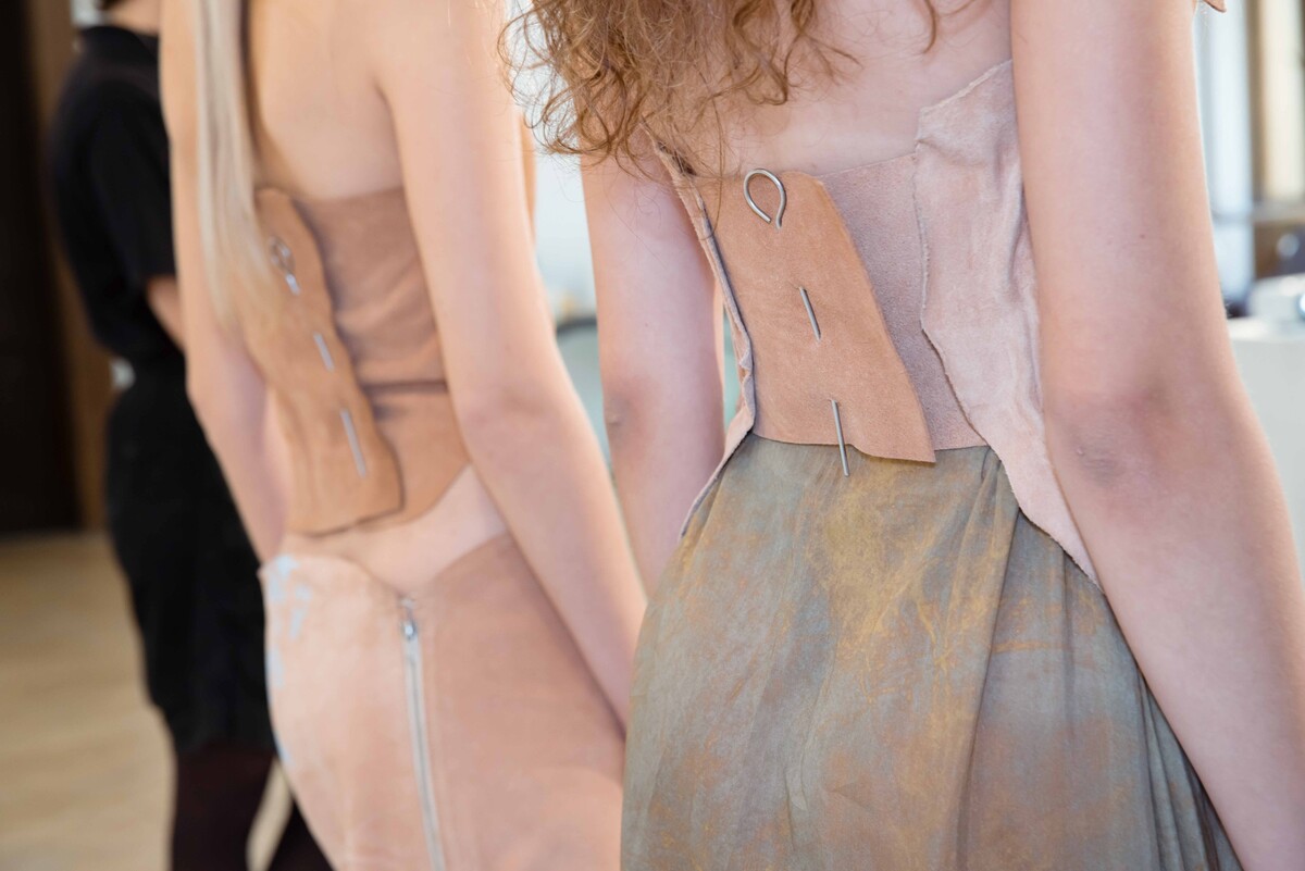 Výsledkom práce Tary Gugovej je hybridná móda, ktorá dýcha poéziou a súčasnosťou zároveň.