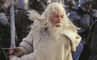 Ian McKellen by si úlohu legendárneho Gandalfa rád zopakoval aj v seriáli zo sveta Pána Prsteňov. Zatiaľ však žiadnu ponuku nedostal Ian McKellen by si úlohu legendárneho Gandalfa rád zopakoval aj v seriáli zo sveta Pána Prsteňov. Zatiaľ však žiadnu ponuku nedostal