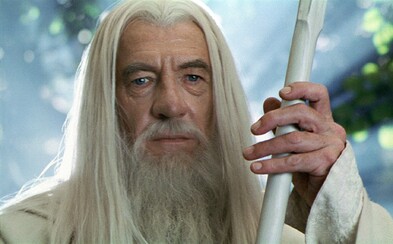 Ian Mckellen si cestou do divadla zranil nohu. Divákov namiesto predstavenia bavil príhodami a opäť sa prevtelil do Gandalfa Ian Mckellen si cestou do divadla zranil nohu. Divákov namiesto predstavenia bavil príhodami a opäť sa prevtelil do Gandalfa