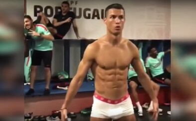 Jen ve spodním prádle. Cristiano Ronaldo ukázal své vysportované tělo v portugalské verzi Mannequin Challenge Jen ve spodním prádle. Cristiano Ronaldo ukázal své vysportované tělo v portugalské verzi Mannequin Challenge