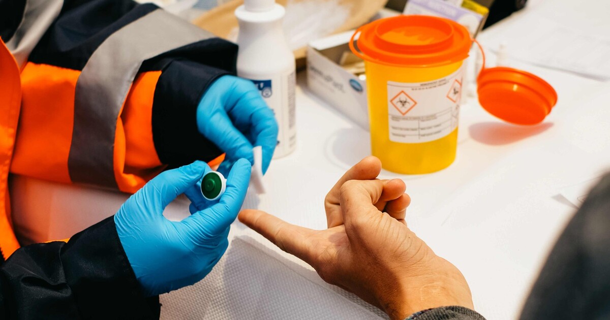 Počty nakažených HIV v Česku dál rostou. Odborníci varují před slabou prevencí