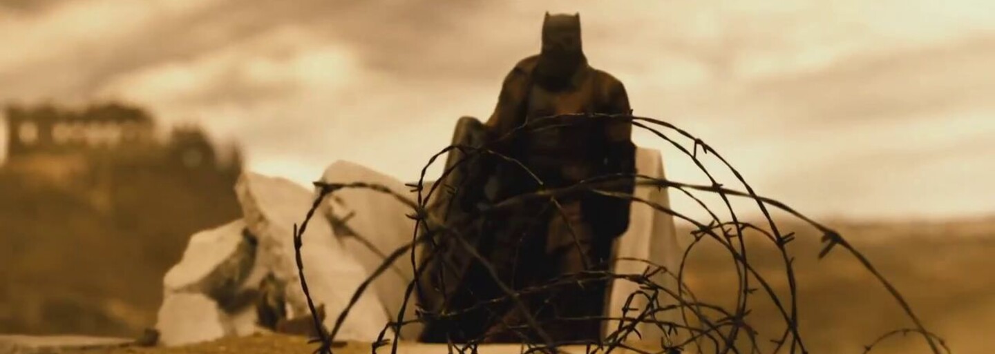 Ide o Batmanovu nočnú moru, alebo Superman v púšti naozaj odhalí jeho identitu?