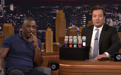 Idris Elba a Jimmy Fallon si skúsili zaspievať hity od Desiignera a Drakea v hre s upravenými mikrofónmi Idris Elba a Jimmy Fallon si skúsili zaspievať hity od Desiignera a Drakea v hre s upravenými mikrofónmi