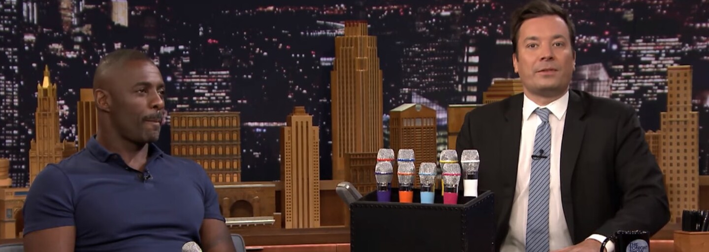 Idris Elba a Jimmy Fallon si skúsili zaspievať hity od Desiignera a Drakea v hre s upravenými mikrofónmi