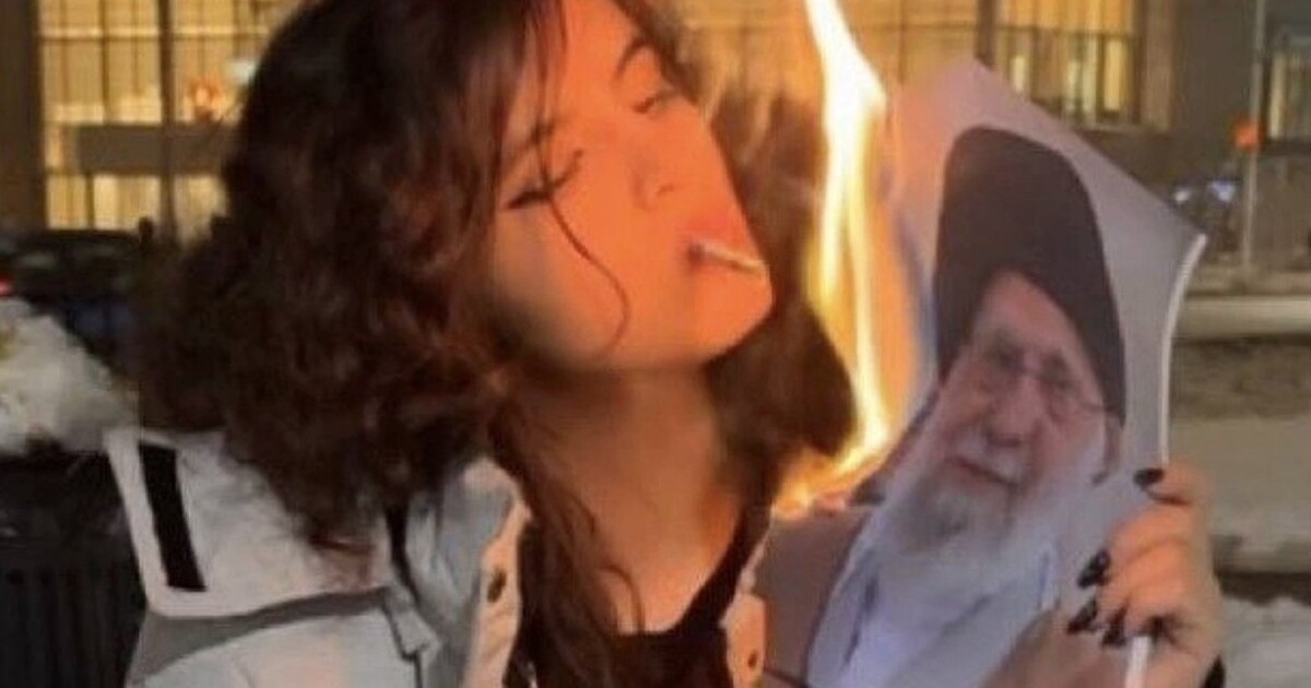 KOMENTÁŘ: Revoluce, která patří ženám. Íránky proměnily cigaretu zapálenou o fotku vůdce v revoluční symbol