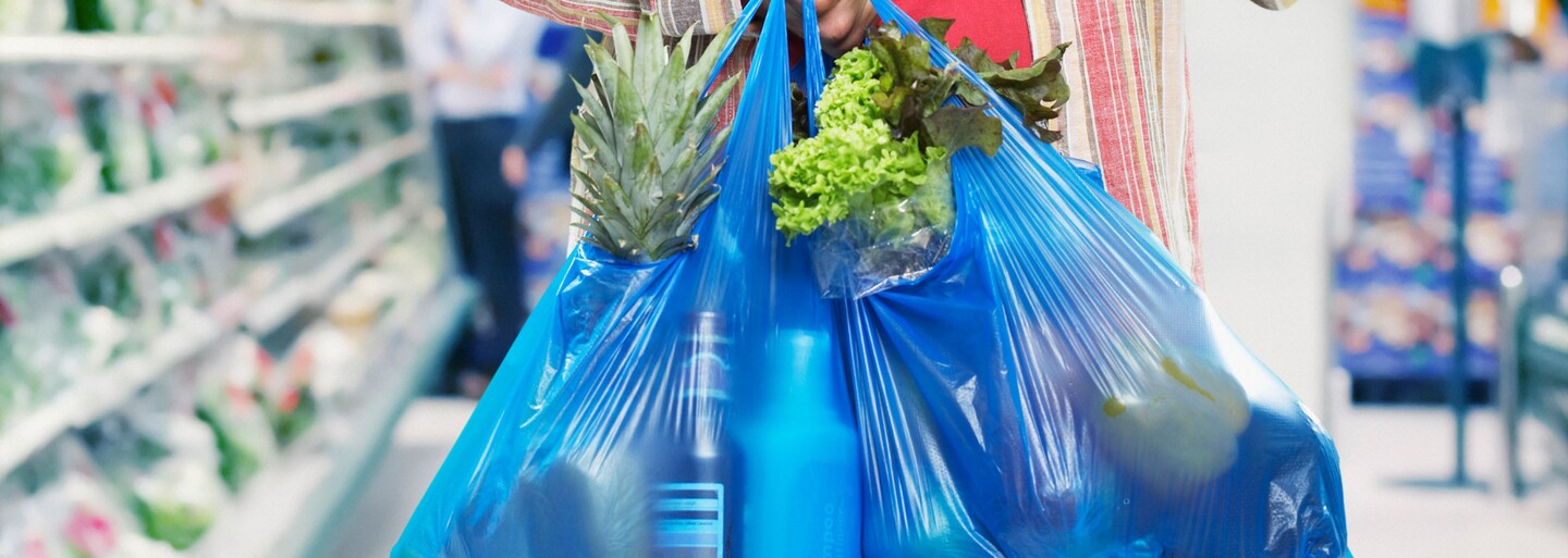 Igelitkám dali červenú. Kaufland i COOP Jednota chcú s neekologickými taškami skoncovať