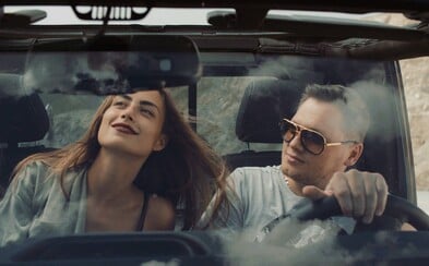 Igor Kmeťo a Rytmus sa naháňajú na červených Ferrari v najnovšom videoklipe plnom krásnych dievčat Igor Kmeťo a Rytmus sa naháňajú na červených Ferrari v najnovšom videoklipe plnom krásnych dievčat
