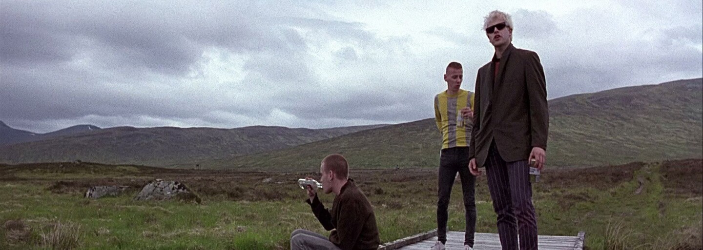 Ikonické scény z prvého Trainspottingu zachytené v dnešnom Edinburghu. Amatérsky fotograf chcel porovnať, ako sa mesto po filme zmenilo