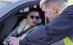 Influenceri neplatia pokuty, keď im vymažú Instagram, idú robiť smetiarov. Naked Bananas si uťahujú z pseudocelebrít