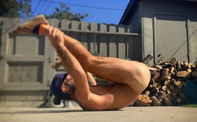Influenceri prišli na nový spôsob dobíjania energie, opaľujú si zadky. Rozdiel je vraj cítiť po pár sekundách Influenceri prišli na nový spôsob dobíjania energie, opaľujú si zadky. Rozdiel je vraj cítiť po pár sekundách