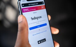 Instagram bude schovávať urážlivé komentáre. Firma chce zabrániť šikane