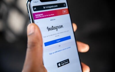 Instagram bude schovávať urážlivé komentáre. Firma chce zabrániť šikane