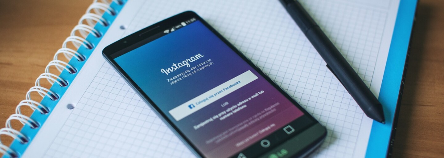 Instagram dnes prešiel veľkou zmenou. Chronologicky usporiadané príspevky sú už minulosťou