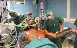 Instagram Karlose Vémoly už opět funguje. Sdílel na něm fotku z operačního sálu