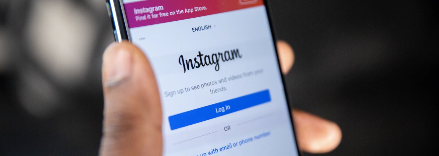 Instagram zakročí proti sexuálnímu obtěžování dětí. Nová funkce nedovolí dospělým uživatelům kontaktovat teenagery, které neznají