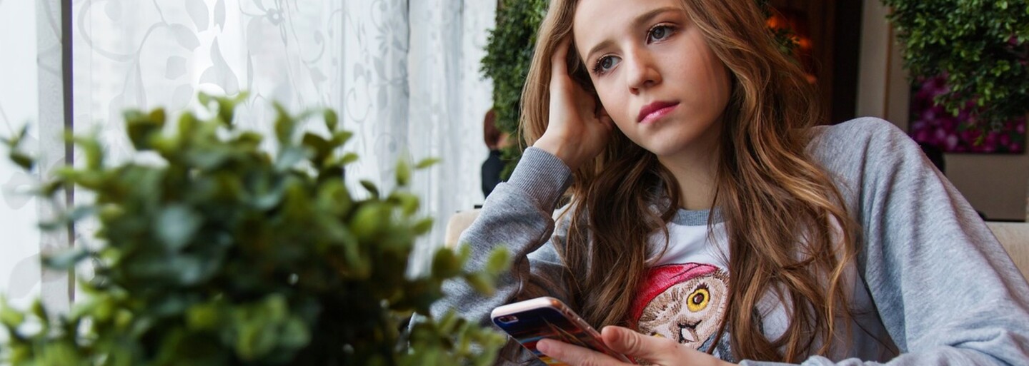 Instagram zažívá epidemii misogynního chování. Obtěžování veřejně známých žen na síti není dostatečně potlačováno, tvrdí studie