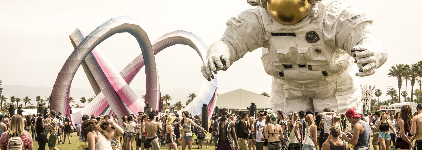Instagramové modelky vytiahli zbrane najväčšieho kalibru. V čom sa predviedli návštevníci festivalu Coachella 2019?