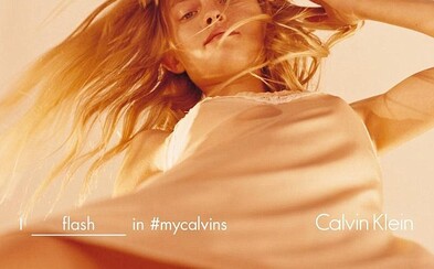 Internet je pohoršený fotkou z nejnovější kampaně Calvin Klein. Prý je sexistická a připomíná materiál pro pedofily Internet je pohoršený fotkou z nejnovější kampaně Calvin Klein. Prý je sexistická a připomíná materiál pro pedofily